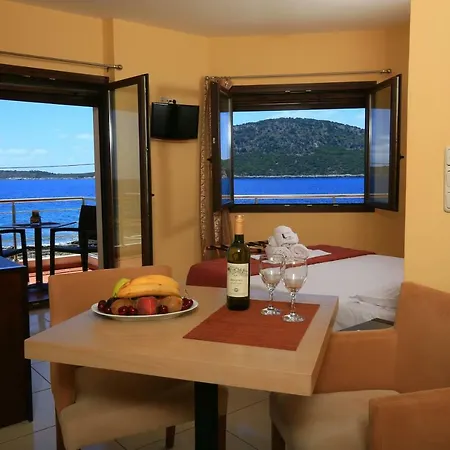 Faros Luxury Marathopoli